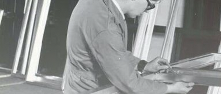 Photo from 1980 of a worker on a steel construction - Reynaers