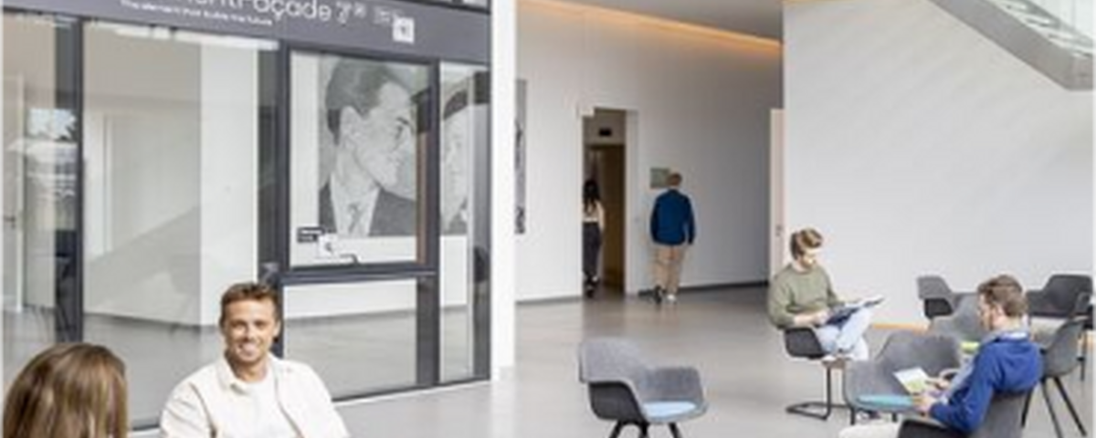A couple of people sitting in the entrance hall of a company - Reynaers